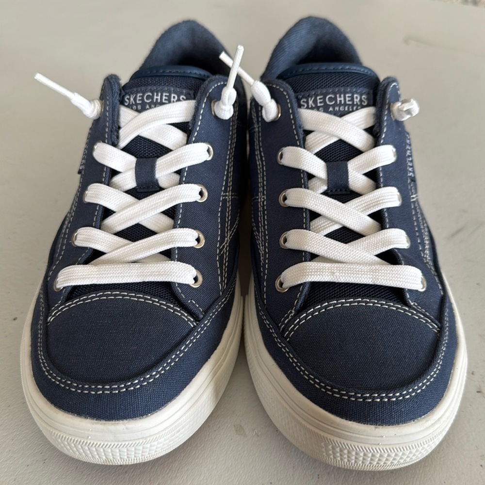 Skechers Air cooled arch fit. Size 8.5. Navy in color. Worn only once.